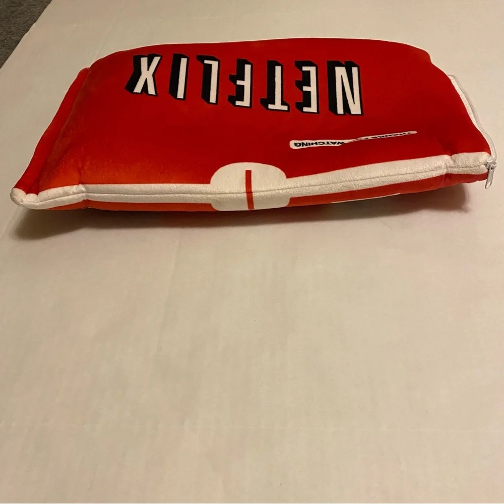 Official Netflix Movie Night Popcorn Blanket & Netflix Logo Pillow Cover Set - Picture 4 of 12